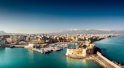 Τουρισμός 2023: Πώς εξελίχθηκε μέσα στο έτος και ποιοι ήταν οι σημαντικότεροι παράγοντες που επηρέασαν τις αρχικές προβλέψεις