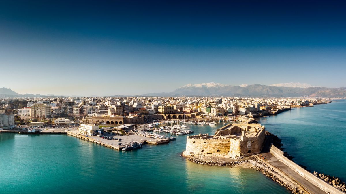 Τουρισμός 2023: Πώς εξελίχθηκε μέσα στο έτος και ποιοι ήταν οι σημαντικότεροι παράγοντες που επηρέασαν τις αρχικές προβλέψεις